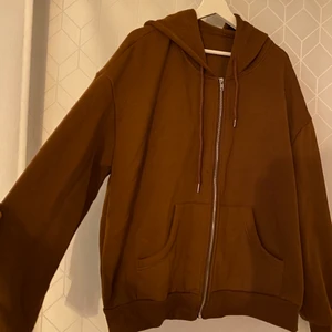 brun ziphoodie - jätte snygg och skön ziphoodie som jag knappt använt! Sitter jätte snyggt på (skriv för bilder) Tyvärr inte riktigt min stil därför säljer jag den :( 