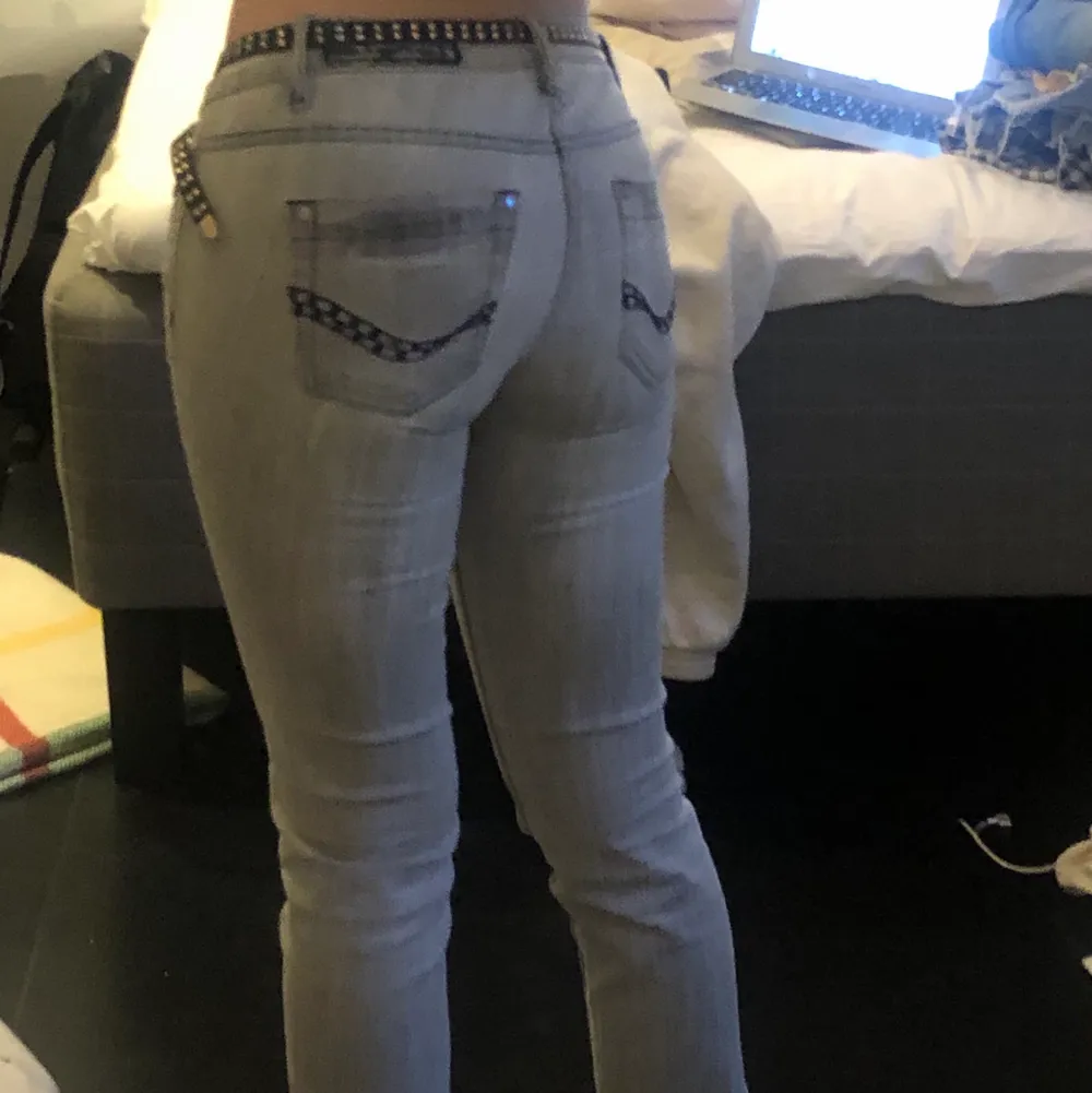 jättefina lågmidjade jeans köpta på sellpy! storlek 34 men lite små i storleken då de sitter lite för tajt på mig som vanligtvis har 34💖. Jeans & Byxor.