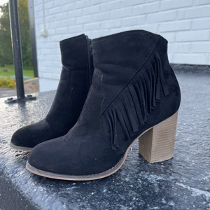 Högklackade skor med fransar stolek 40 - Sköna enkla högklackade skor som är lätta att gå i. Mockan har tyvärr skrapats av på framsidan utav skon! Skorna kommer från Duffy.                                                                                   Köparen betalar frakten!