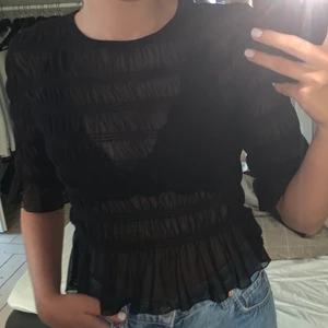 Genomskinlig topp - Säljer denna supersöta genomskinliga toppen från Ginatricot i storlek S. Den är som sagt genomskinlig men med en svart bh av något slag under eller ett linne så är den superfin. Köpt för nåt år sedan men har aldrig kommit till användning tyvärr. Tror den kostade runt 199 kr ny men säljer för 65kr + ev. frakt. 
