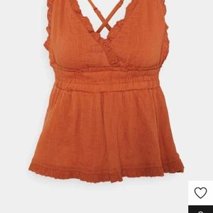 Topp - Köpt på zalando för 399 för ca 2 månader sen. Använd 2-3 gånger nu i sommar, inga defekter. Skriv för bilder eller frågor💕