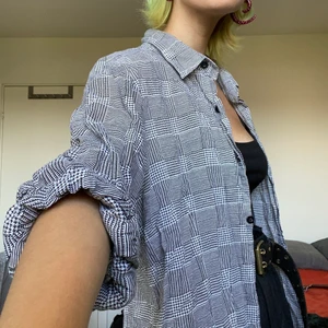 Skjorta - Jätte bekväm och tunn skjorta med ett fint mönster🤍 Den är i storlek 41/42 i herr modell. Jag bjuder på frakten📦💕 