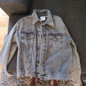 Jeans jacka från Calvin klein med en feature av asap rocky. Köpt för 3700 på farfetch, kvitto finns. 