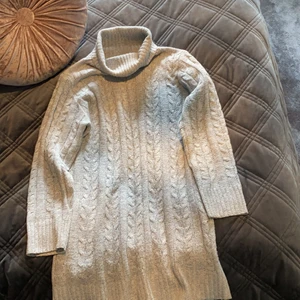 Stickad tröja - Stickad tröja stl M, från SHEIN. Grå. Knappt använd. Jättefin. Skickar med post nord lätt (Max 1 kg, spårbart) 66kr