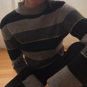 Äkta kaschmir tröja - Härlig kaschmir tröja (äkta) i svart och grått som passar perfekt till hösten🖤🖤 Skriv för fler bilder