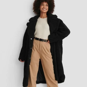 Kappa - Jag säljer min pälskappa från NA-KD i storlek 32 men är väldigt oversize så skulle säga att den passa XS-L. Använd några få gånger och är i nyskick. Ordnariepris: 999kr. Köparen står för frakt💕