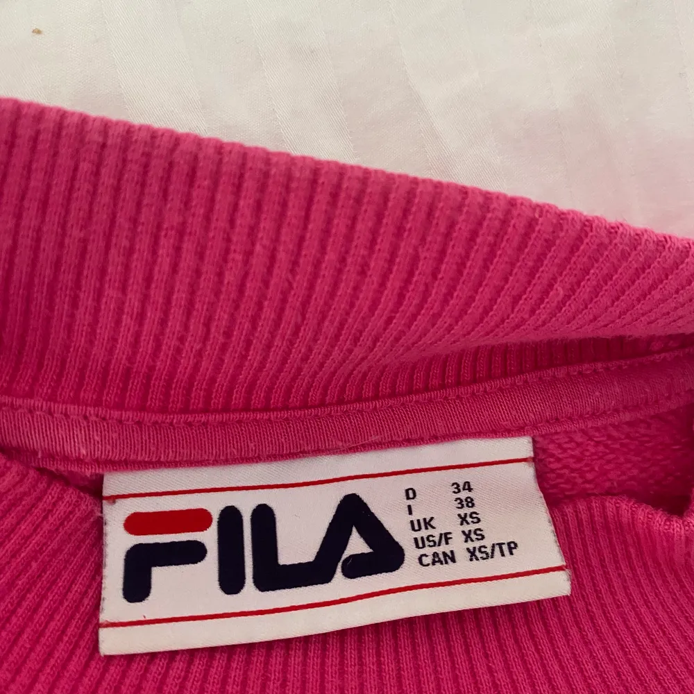 Säljer min rosa Fila tröja st XS. Köpt på Urban Outfitters och är i bra skick. Pris 150kr (köparen står för frakt). Tröjor & Koftor.