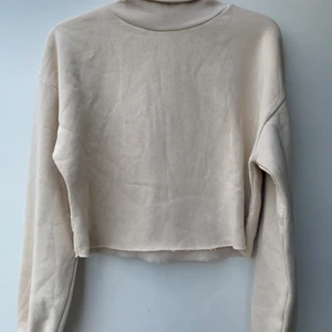 BEIGE POLOTRÖJA  - En beige croppad polotröja från Nelly. Använd två gånger, nyskick 