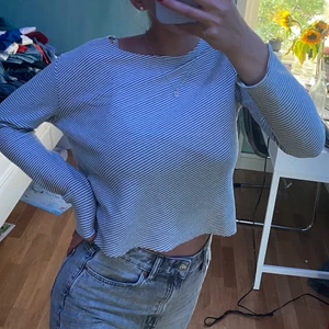 Randig topp - Superfin randig topp ifrån Zara 💞 Använd men i mycket fint skick! Storleken är L men passar mig mycket bra som är en S✨