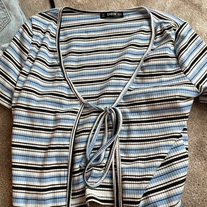 Topp xs - En jättesöt topp ifrån shein som jag knappt använt! Storlek xs, köparen står för frakten men kan även mötas upp i nyköping. 