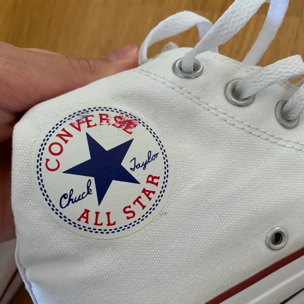 Vita converse i relativt bra skick (förutom färgen som smält på märket, som man kan se i sista bilden). Storlek 39,5 och säljer dem för att de har blivit för små. 200 kr (exklusive frakt). Kontakta vid intresse. Kan förekomma budgivning om det är många som är intresserade.. Skor.