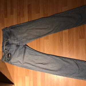 Jeans - Bra skick på jeansen, men en vit fläck i bak på dem (som var där när jag köpte dem) Strl. W31 L32