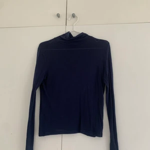 Polotröja - Skitsnygg polotröja från Filippa K i tunt material , använd ett fåtal gånger. Strl M men Passar perfekt på mig som har s-xs (: