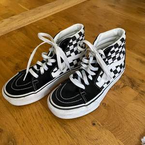 Ett par vans skor som är i storlek 35 och bra skick, bud om flera är intresserade 