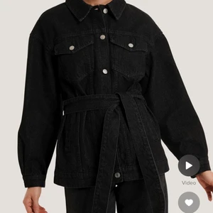 Jeansjacka  - Säljer denna fina jeansjackan ifrån NA-KD i stolek 34 men passar XS-M skulle jag säga. Ordinariepris: 549kr. Köparen står för frakt💕