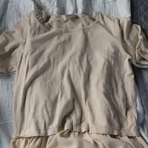 En väldigt len beige tröja från Vero Moda! Storlek L, skriv för fler bilder!🤍
