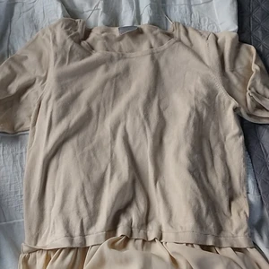 Vero Moda tröja - En väldigt len beige tröja från Vero Moda! Storlek L, skriv för fler bilder!🤍