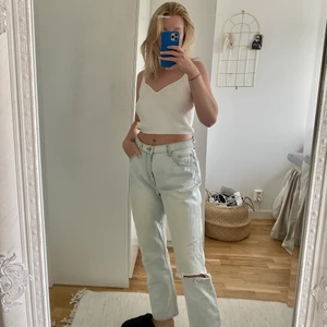 Weekday jeans - Seattle  - Seattle bleached jeans från weekday i strl 29, har klippt hålet själv på höger ben, är vanligtvis strl 26-27 på weekday beror lite på modell. Men dessa sitter lite lösare. Lite slitna men ändå i fint skick💕🧸💖🌟  kan skicka mer bilder! Köparen står för frakten.
