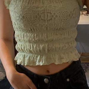 Helt ny topp från bik bok lappen är kvar - Köpt för 199kr på BikBok aldrig använd och lappen sitter kvar, storlek xs, pris 50, tröjan är en en dov mint grön färg!