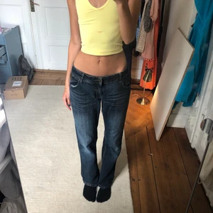 Baggy jeans - Vill få dom sålda! Ett par lågmidjade baggy jeans med fina broderier. Har fler bilder i min profil kolla in där.👌🏻