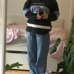 River woods sweater - En retro tjocktröja från kvalite märket river woods. På mig som är s-m sitter den oversized! Skriv vid frågor eller om du vill ha mer bilder!!