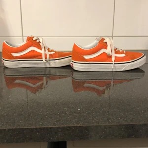 Vans storlek 38 - Ett par Vans i storlek 38. Färg orange. Dem är endast använd 1-2 gånger, men det finns några gräsfläckar på den vita kanten. Vill man ha bild på detta är det bara att fråga! Köpta för 750 och säljer dem nu för 400, men priset kan absolut diskuteras. Köparen står för frakten och betalningen sker via Swish! 