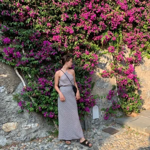 Kjol med tillhörande topp  - INTRESSEKOLL! En favorit som inte kommit till användning. Ett sett från & other stories i storlek S, 850+300 (kjol+topp).  Min 300+72kr frakt 🚚 