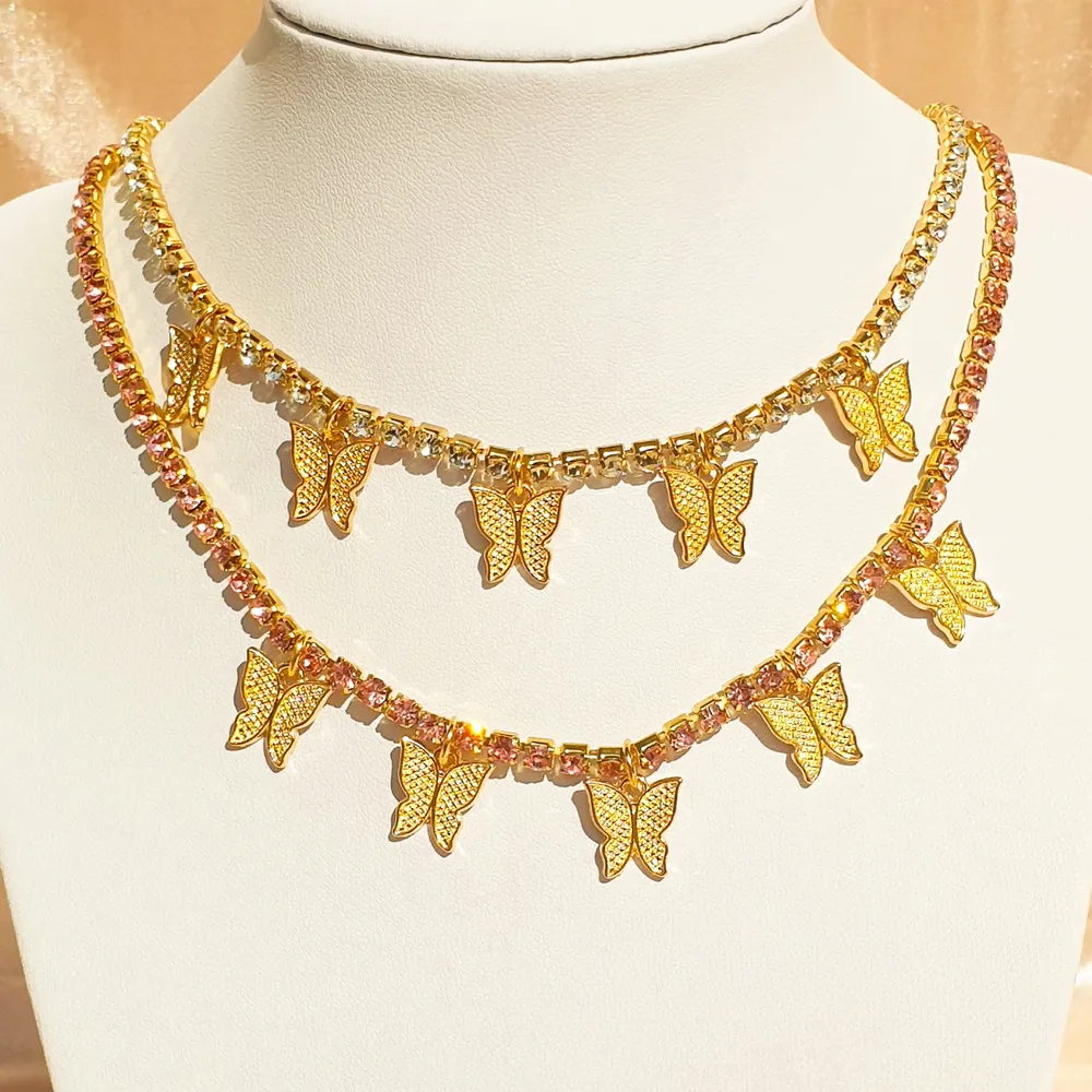 Winx butterfly choker necklace, finns i silver, guld och guld/rosa diamanter. Jätte fint halsband 😍. 60kr/st, frakt 15kr. Jag Skicka alltid bild på paketet innan jag posta. I LAGER- 6/40st KVAR. Accessoarer.
