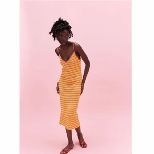 Zara klänning randig jaquard - En såå snygg klänning från zara. Kan skicka egna bilder om så önskas! Helt ny med prislapp! Passar både S och M. Buda