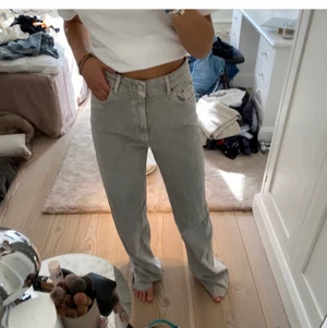 Zara jeans - Lånade bilder!! Säljer dessa då de inte kommer till användning, perfekta i längden på mig som är 173cm lång!🥰