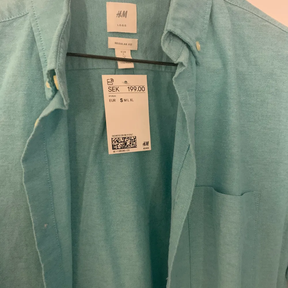 Superfin skjorta från HM i fin turkos färg. Aldrig använd med lapp kvar. Köparen står för frakten.. Skjortor.