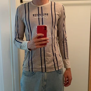 Långärmad t-shirt Hollister - Tröjan är använd några gånger och i bra skick. Storlek M. Köpte tröjan förra året. 