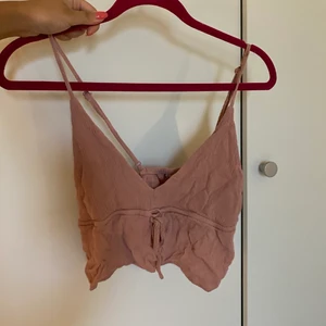 Linne från pull&bear - Super fin topp från pull & bear i strl S. Märket på sidan håller på att lossna men går lätt att sy tillbaka. Det finns även lösa trådar för fler bilder kan ni bara skriva till mig☺️