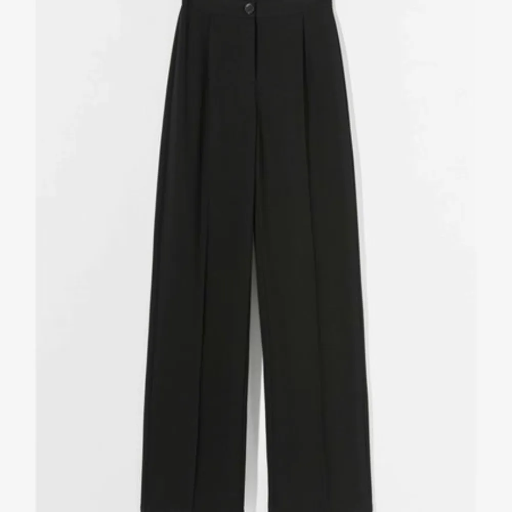 Säljer mina svarta helt nya kostym liknande byxor från bershka då dom inte kommer till användning och är lite långa på mig som är 158. Dom är jätte fina & sitter jätte fint. Dom är ganska små i midjan 💞⭐️💞 köp direkt för 250 . Jeans & Byxor.