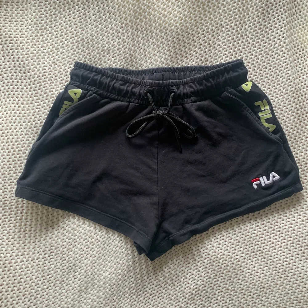 Shorts från Fila, köptes på urban outfitters för två år sedan men är för små nu. Fint skick, har inte använts ofta. De är väldigt korta så typ ”booty shorts”, storlek XS.. Shorts.