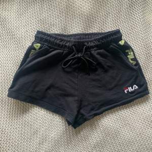 Shorts från Fila, köptes på urban outfitters för två år sedan men är för små nu. Fint skick, har inte använts ofta. De är väldigt korta så typ ”booty shorts”, storlek XS.