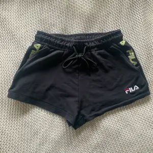 Shorts från Fila, köptes på urban outfitters för två år sedan men är för små nu. Fint skick, har inte använts ofta. De är väldigt korta så typ ”booty shorts”, storlek XS.