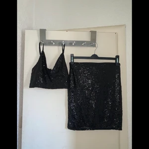 Glitter set  - Ett fint set med en söt topp och en kjol till! Använd 2-3 gånger max. Både topp och kjol i strl XS men passar även en S också. Skicka pm för bättre bilder!😁