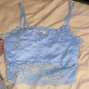 jättegullig blå topp - Fin blå topp från new yorker! Säljer för jag aldrig använder den då jag inte tycker det är min stil… 💓
