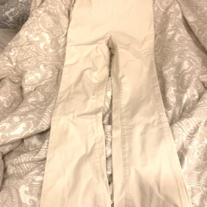 Läder byxor  - Vita läder byxor med drag kedja på sidan och dom är utsvängda ner till 