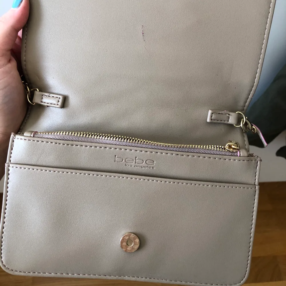 Bebe axelväska från USA. Använd ca 3 gånger & har en liten slitning i bandet. Går att använda som en axelväska & som en crossbody väska.. Väskor.