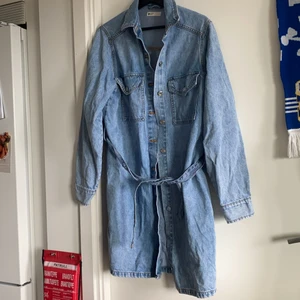 Jeansklänning - Klänning i jeanstyg, aldrig använd, bra skick. 