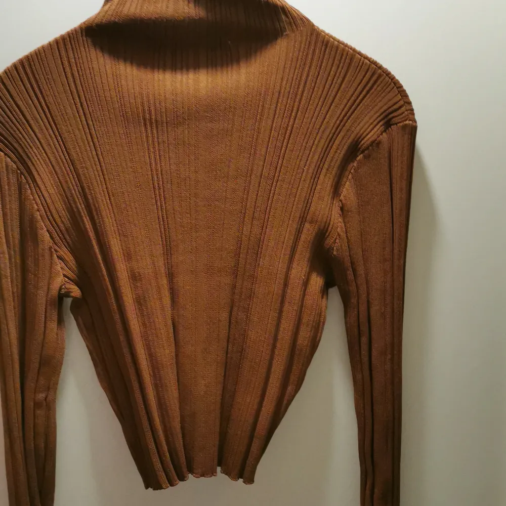 Säljer denna coola bruna tröjan från Zara då den ej kommer till användning, den är helt oanvänd men har ej prislapp kvar. Den är en M men känns mer som en S då den sitter ganska tajt men är jätte stretchig. Kontakta vid intresse eller frågor 💕KÖPARE STÅR FÖR FRAKT💕. Tröjor & Koftor.