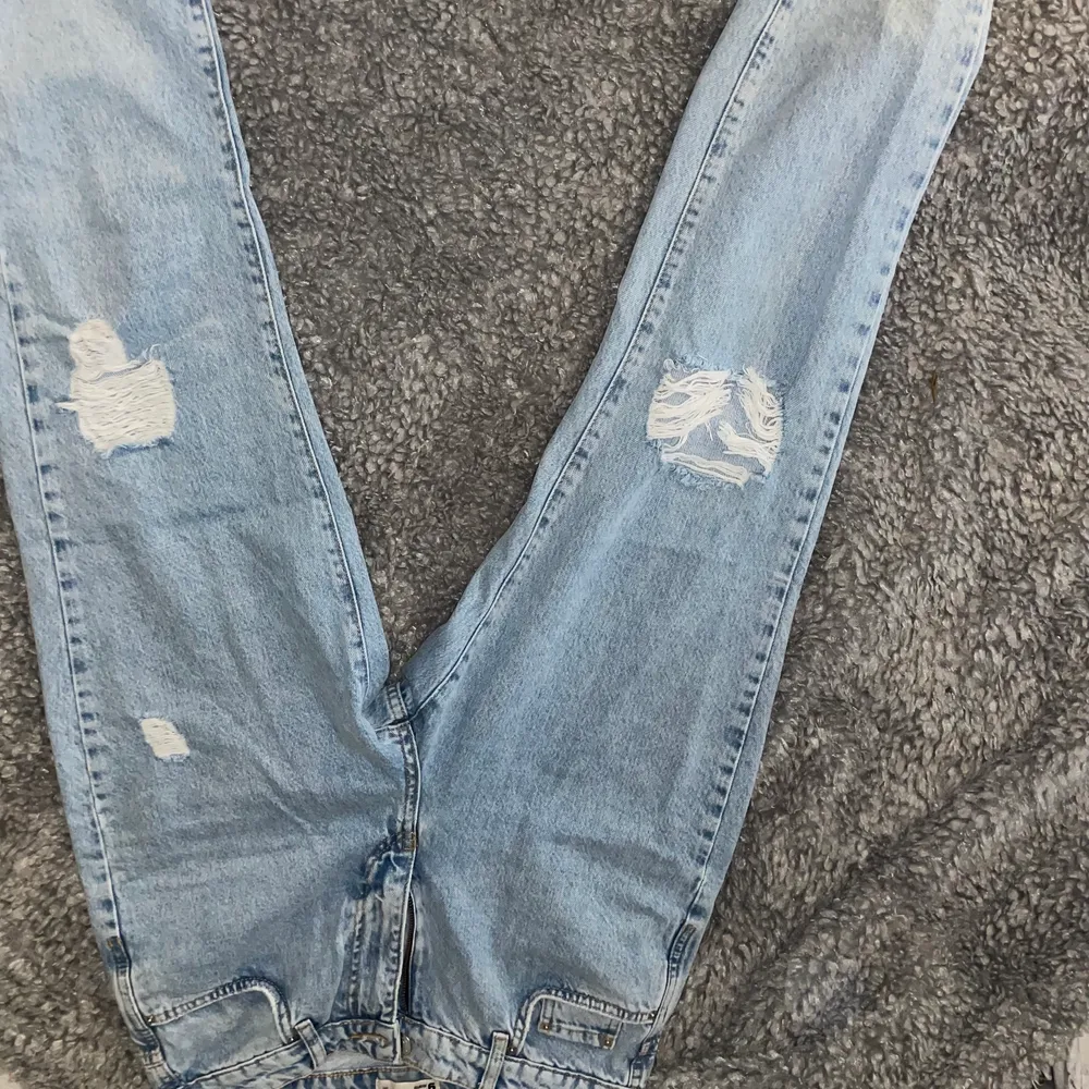 Säljer dessa jeans från Gina aldrig använda. I storlek 38. Säljer för 250 kr + frakt 63 kr spårbar . Jeans & Byxor.