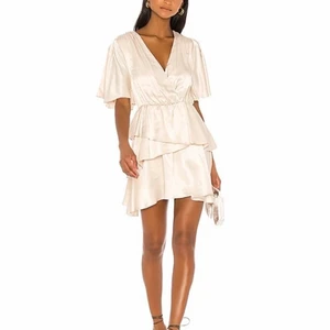 Byron mini dress - Denna underbara champagnefärgade klänningen köpte jag från Revolve inför studenten för ett år sedan, men valde att använda en annan och har inte fått användning för den efteråt heller. Nypris är 2500kr och klänningen är i storlek M.  Kunden står för frakten utöver det angivna priset!💗