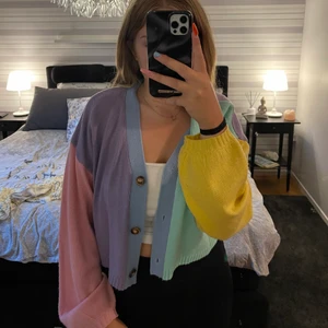 Flerfärgad kofta - Säljer denna sjukt snygga kofta med flera olika färger. Den är väldigt mjuk och skön. I storlek M. Köpt för ca 100kr mitt pris 50kr. Köparen står för frakten💕