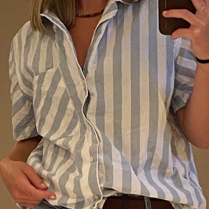 Randig skjorta - Superfin randig skjorta som tyvärr saknar en knapp och märke i nacken, skulle gissa på storlek S/M