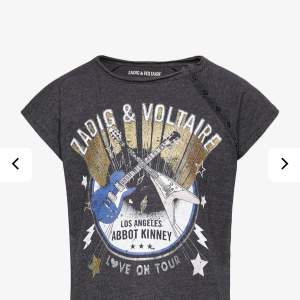 Säljer den här jätte fina Zadig T-shirt i barn storlek 13 -14 som är köpt för ungefär 500kr och köpte den på en Zadig butik i Spanien💘säljer den nu för 350kr men 300kr för snabb affär! Kontakta mig för fler bilder 🙌🏼