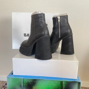 Platå skor från UNIF. Ny pris 1690 SEK. - Platå skor från UNIF. Ny pris 1690 SEK. Använt endast 2 gånger. Är princip helt ny!🤗 frakt ingår!