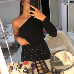 Onesleeve tröja från bikbok - Säljer denna coola tröja med en arm från bikbok!!! Bra skick och säljer för 50kr + frakt💕🥰 passar xs-m